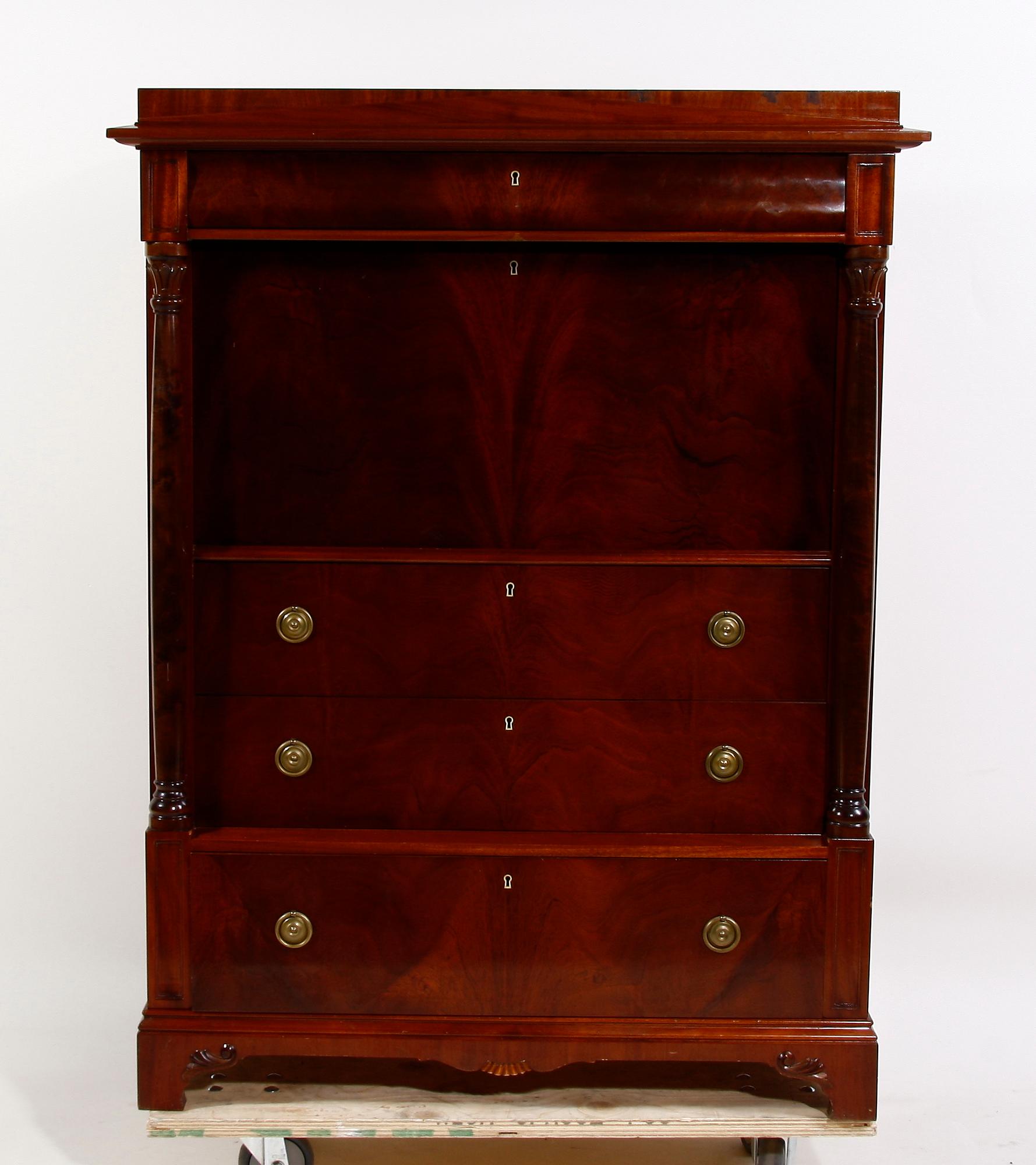 CHIFFONJÉ. Nyrenässansstil, 1900-tal.