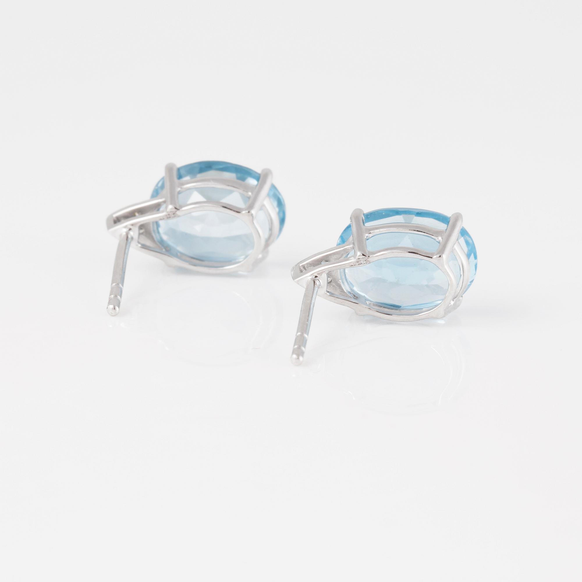 ÖRHÄNGEN, 18K vitguld med fasetterade blå topaser och  små diamanter. Vikt 2,0 gram.