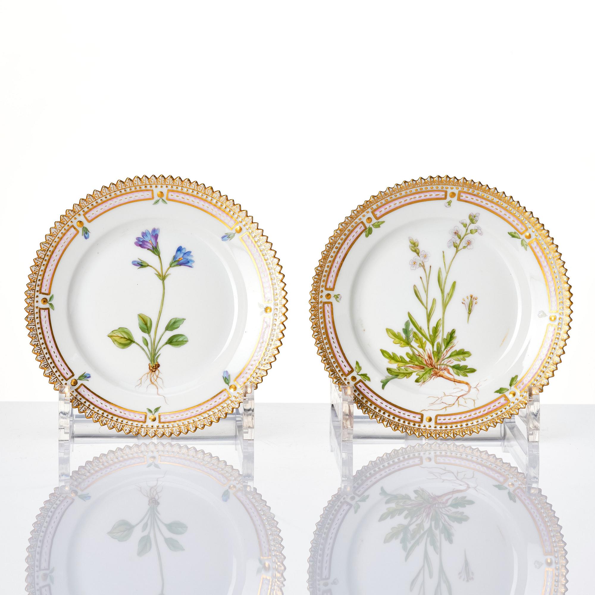 Kaffekoppar, med fat, tre stycken samt fem assietter, porslin. Royal Copenhagen, 'Flora Danica', Danmark, 1900-tal.