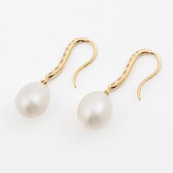 Earrings in 18K gold with cultured pearls and round brilliant-cut diamonds.