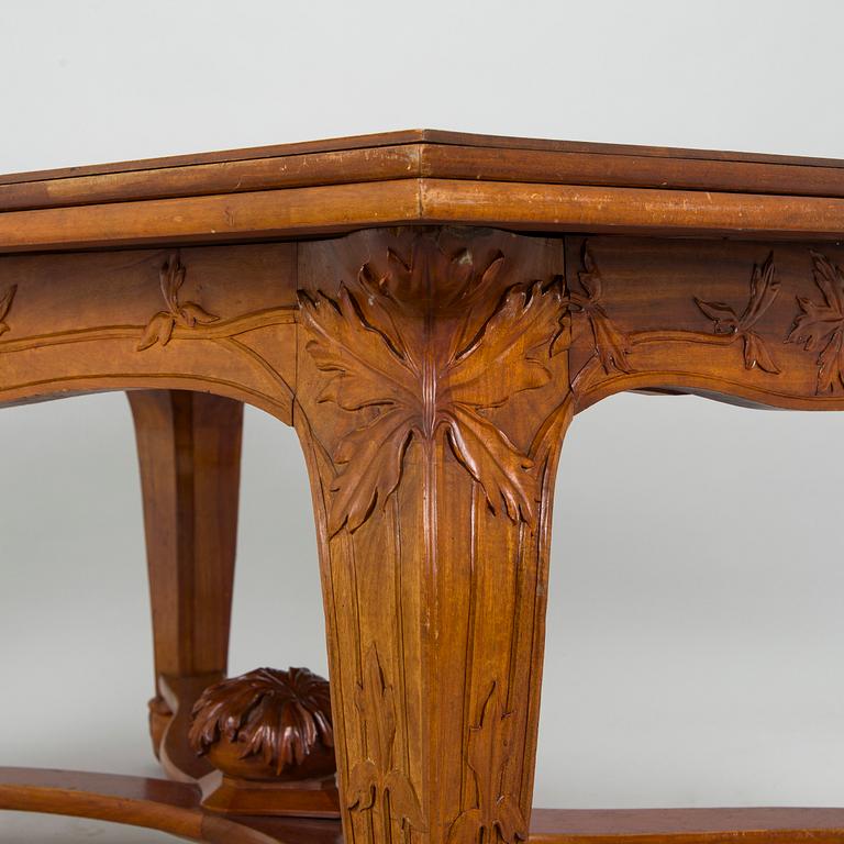 Karl Tirén, An Art Nouveau mahogany dining table with twelve chairs, A.B Naeslunds Möbelfabrik i Umeå, approx. 1901.
