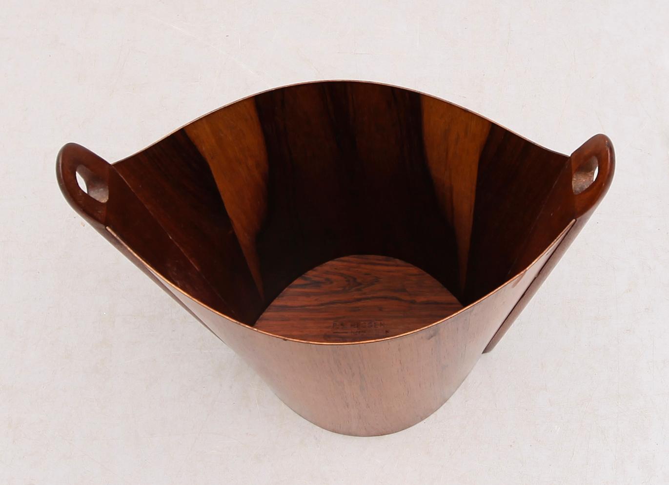 PAPPERSKORG, P.S. Heggen, Nordfjordeid, Norge, 1900-talets andra hälft.