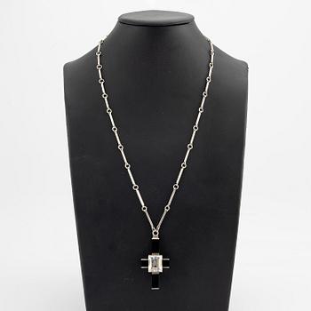 Wiwen Nilsson, hänge, silver med bergkristall och onyx, i form av ett kors, Lund 1939.