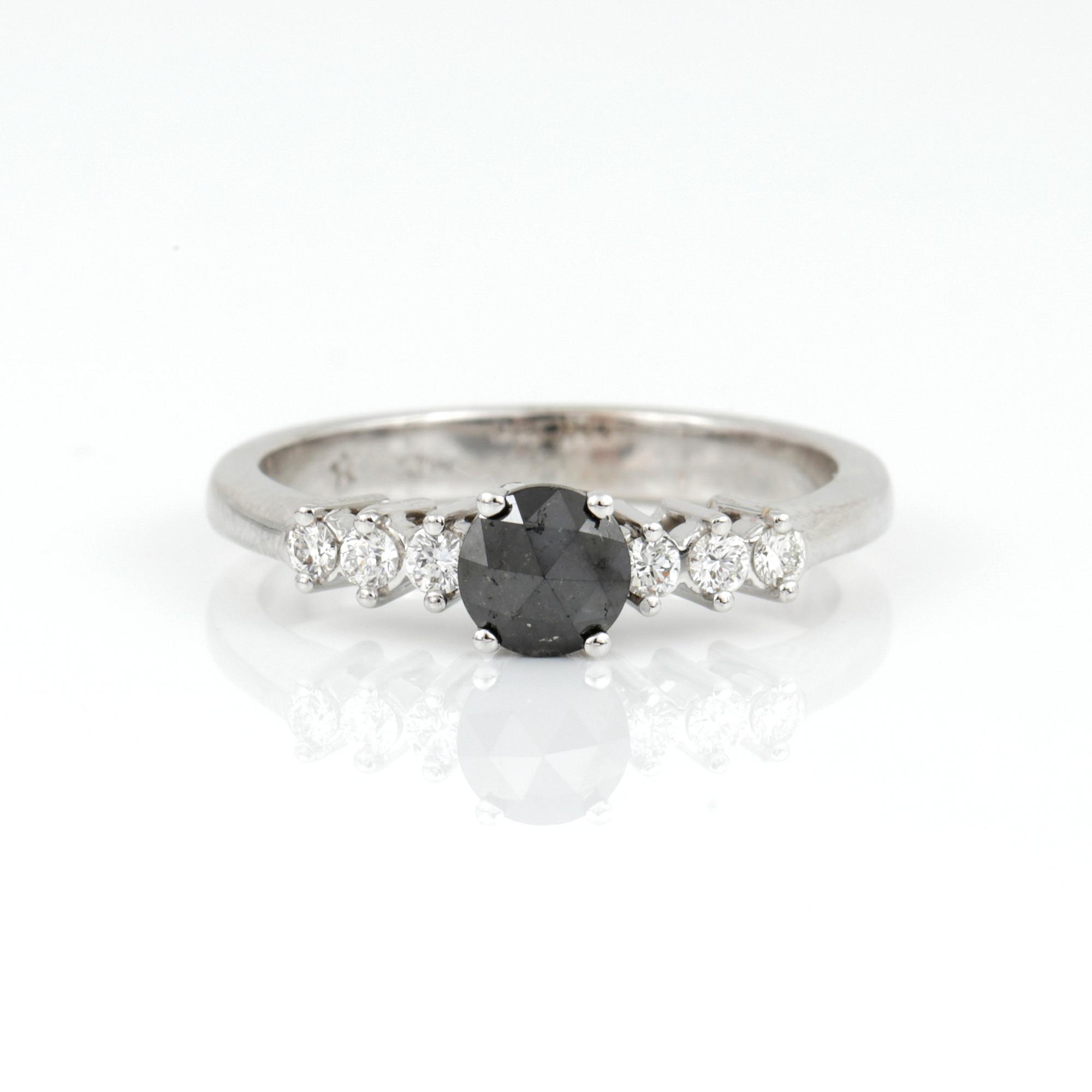 RING, 18K vitguld med rosenslipad svart diamant ca 0,37 ct och briljantslipade diamanter, tot ca 0,13 ct. Vikt 3,41 g.