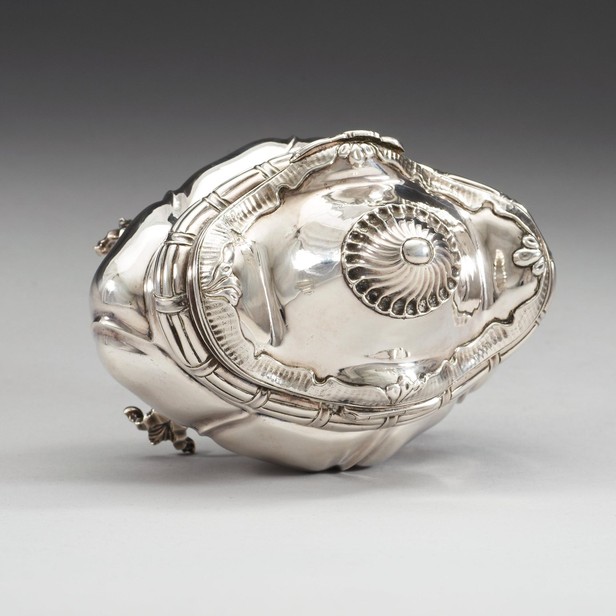 SOCKERSKRIN, silver, av Carl Petter Tellander, Jönköping 1761. Rokoko. vikt ca 306 gram.