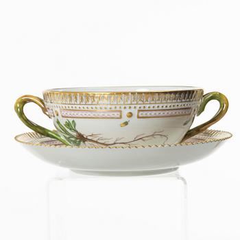 Buljongkoppar med fat, sex stycken, porslin. Royal Copenhagen, 'Flora Danica', Danmark, 1900-tal.