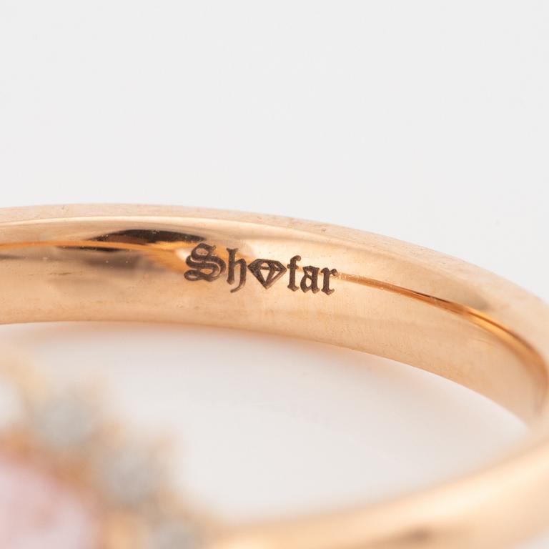 Ring in 18K gold with a pear-shaped morganite and round brilliant-cut diamonds.