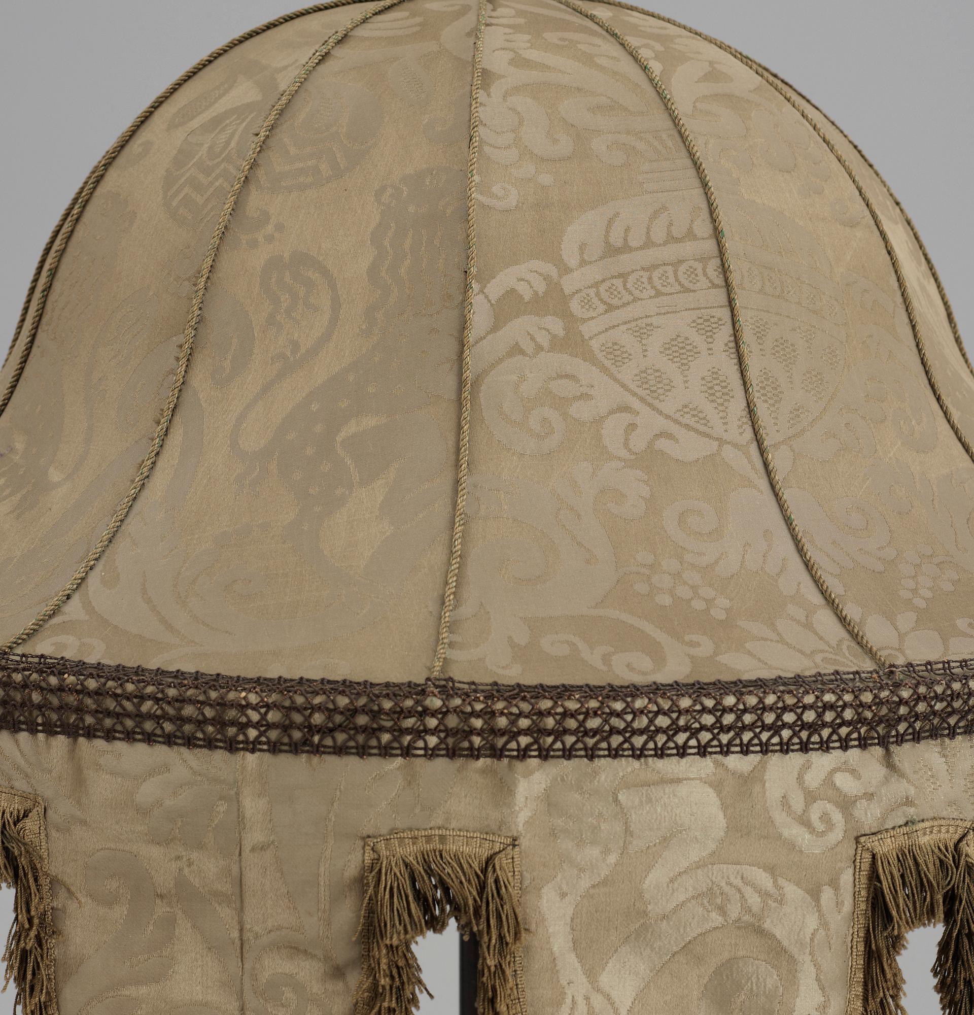 GOLVLAMPA. Omkring år 1900. Romersk stil.