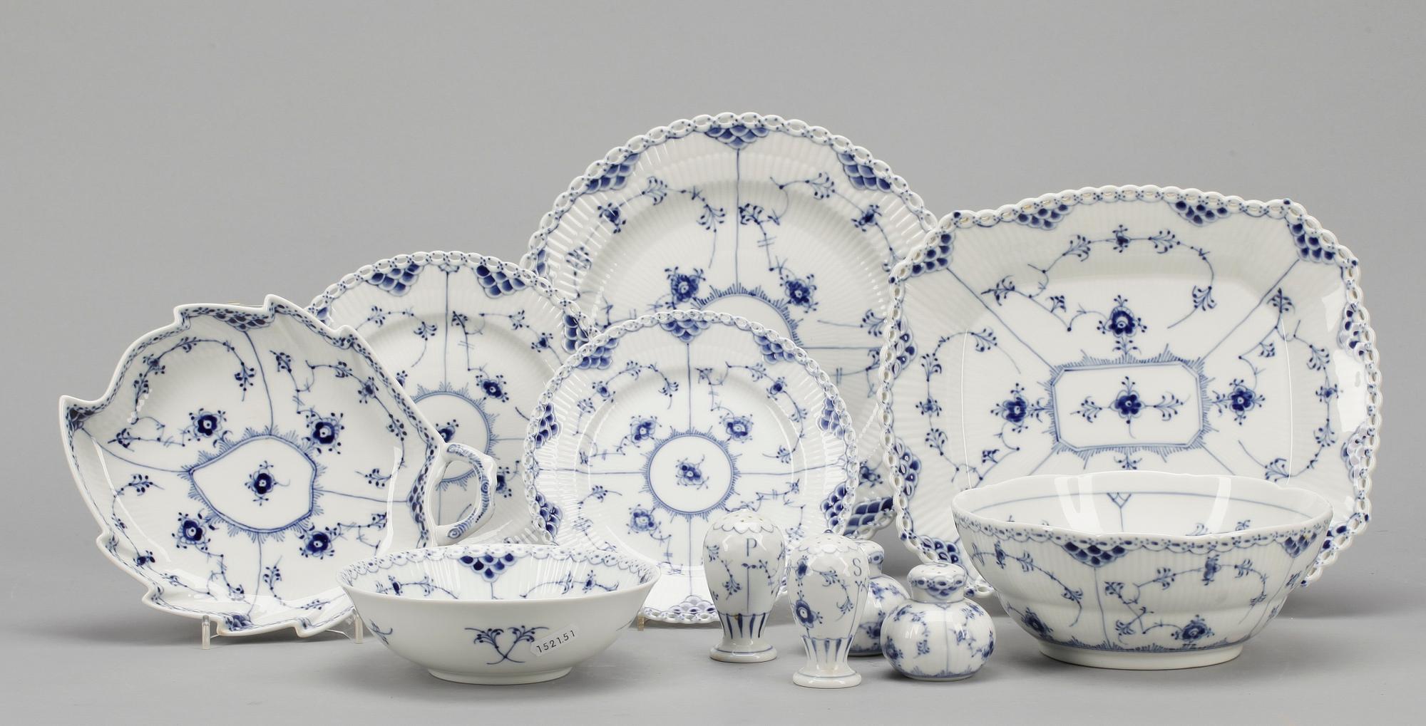 SERVISDELAR, 24 delar, porslin. "Musselmalet", Royal Copenhagen.