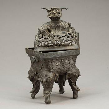 A bronze censer with cover, late Qing dynasty, 19th Century.