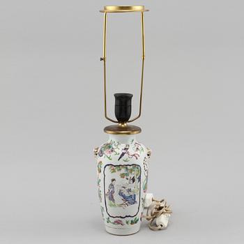 BORDSLAMPA, porslin, Kina, 1900-tal.