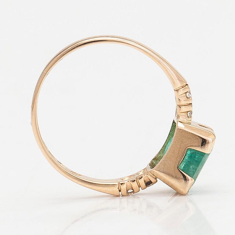 Ring, 14K gold, with an emerald and diamonds totalling approximately 0.08 ct. Finnish hallmarks.