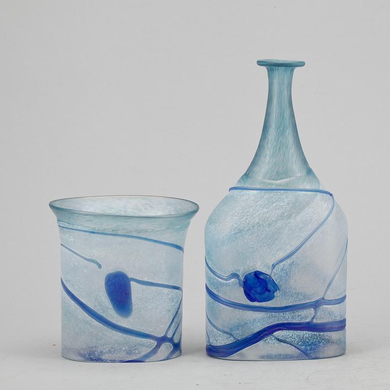 FLASKA OCH VAS, glas, Bertil Vallien, Boda, artist collection, signerade.