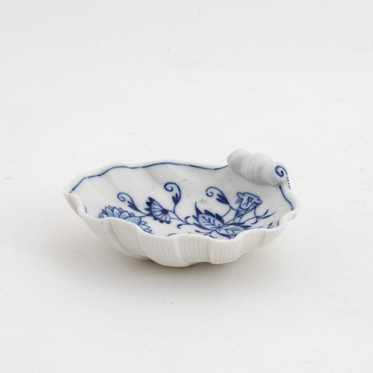 Four 'Blue Onion' porcelain vases, a lidded sugarbowl, an ashtray and a salter, Meissen, first half of the 20th Century.