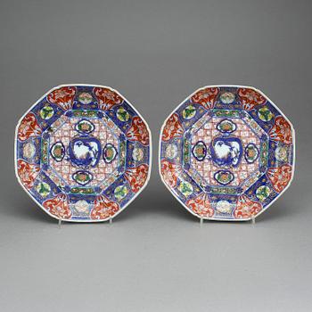 TALLRIKAR, ett par, porslin, Japan, 1900-tal.