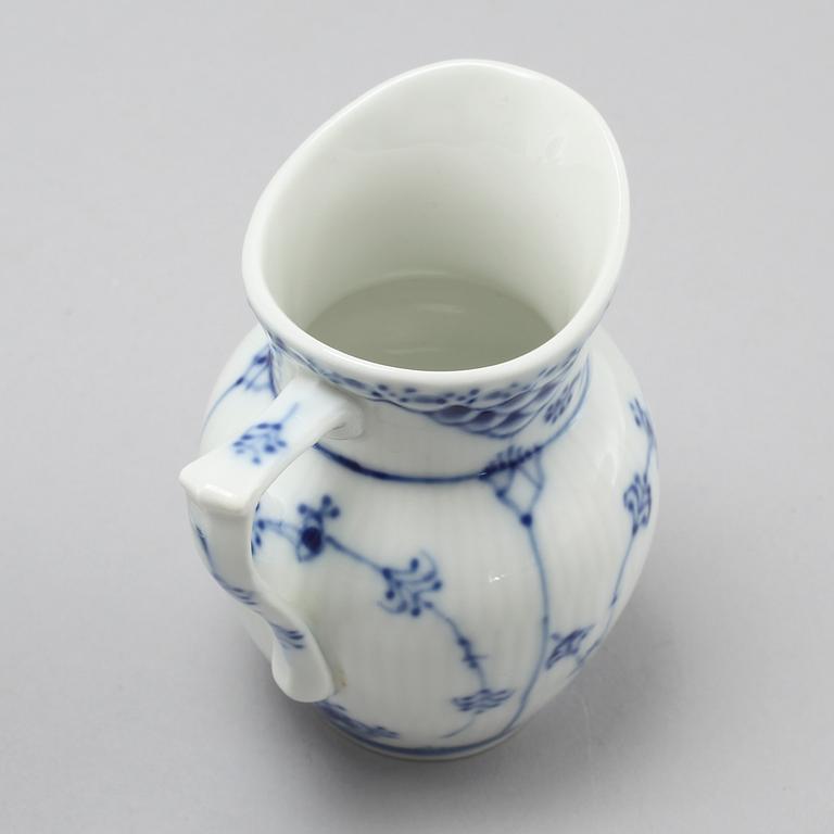 63 pieces of porcelain tableware from Royal Copenhagen, model "Musselmalet", second half of the 20th century.