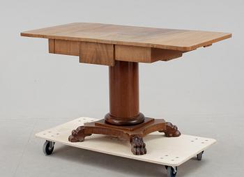 SALONGSBORD, Karl-Johan, 1800-talets första hälft.