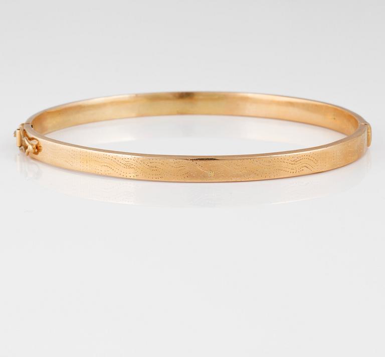ARMRING, 18K guld, otydligt stämplar. Vikt 8,3 gram.