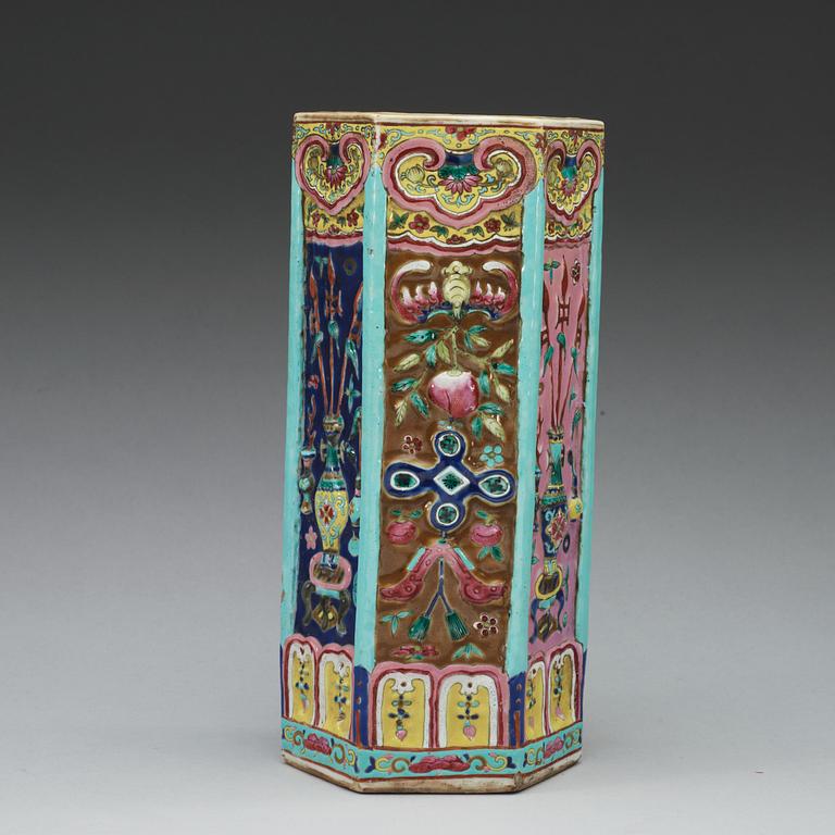 A famille rose vase, Qing dynasty, 19th Century.