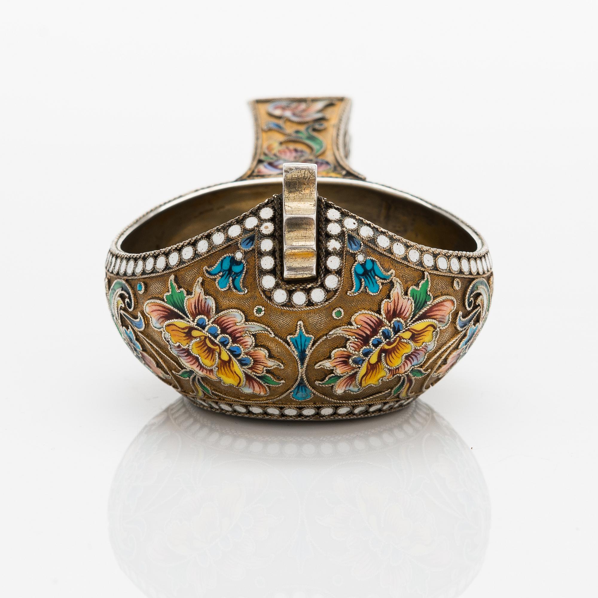 Vasilij Andrejev, kåsa, förgyllt silver och cloisonné-emalj, Moskva 1899-1908.