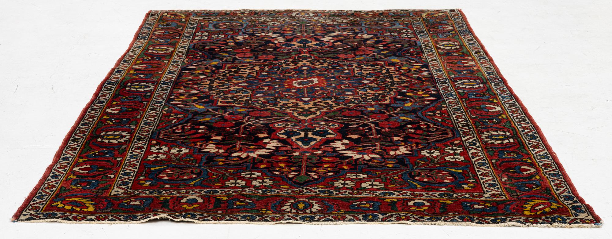 Matta, semiantik Bakthiari, Västra Iran ca  208 x 143 cm.