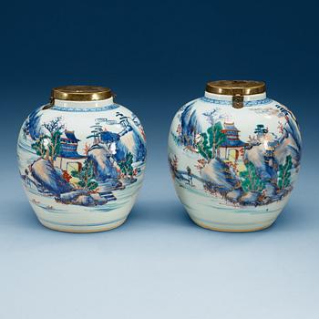 1561. A pair of imari verte jars, Qing dynasty, 18th Century.
