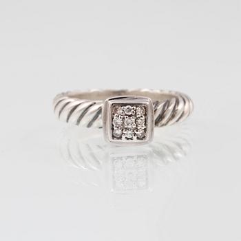 RING, 18K vitguld och sterlingsilver med 9 briljantslipade diamanter, David Yurman. Vikt 4,8 gram.