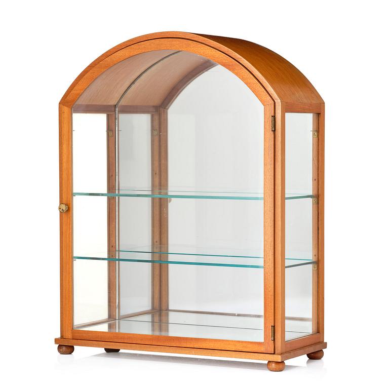 Josef Frank, a showcase cabinet model "2070", Firma Svenskt Tenn, mid-20th century.
