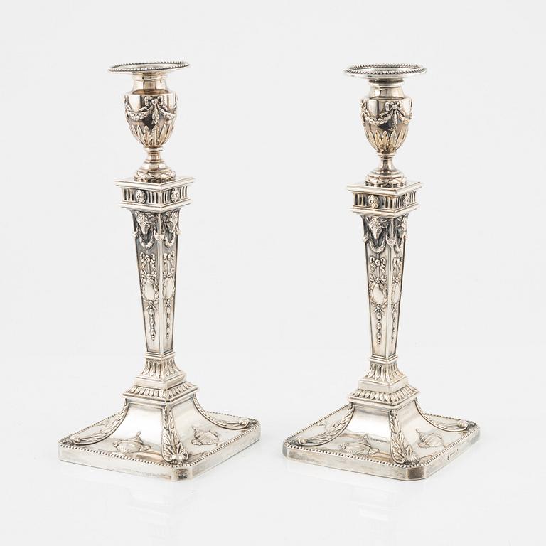 Ljusstakar ett par, silver, Louis XVI-stil, Wien, Österrike, omkring år 1900.