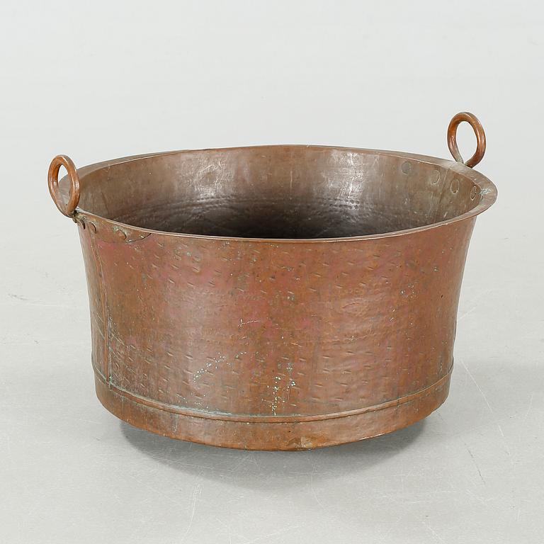 A copper wash tub, 19th century.