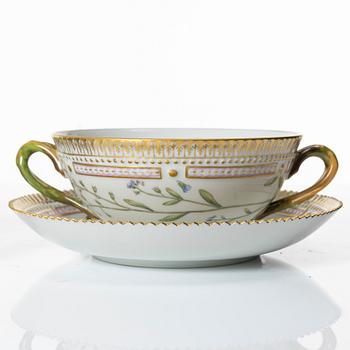 Buljongkoppar med fat, sex stycken, porslin. Royal Copenhagen, 'Flora Danica', Danmark, 1900-tal.