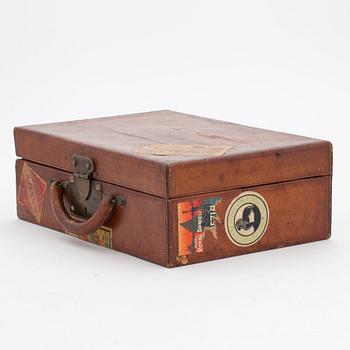 LOUIS VUITTON, a brown leather suitcase from around 1910.