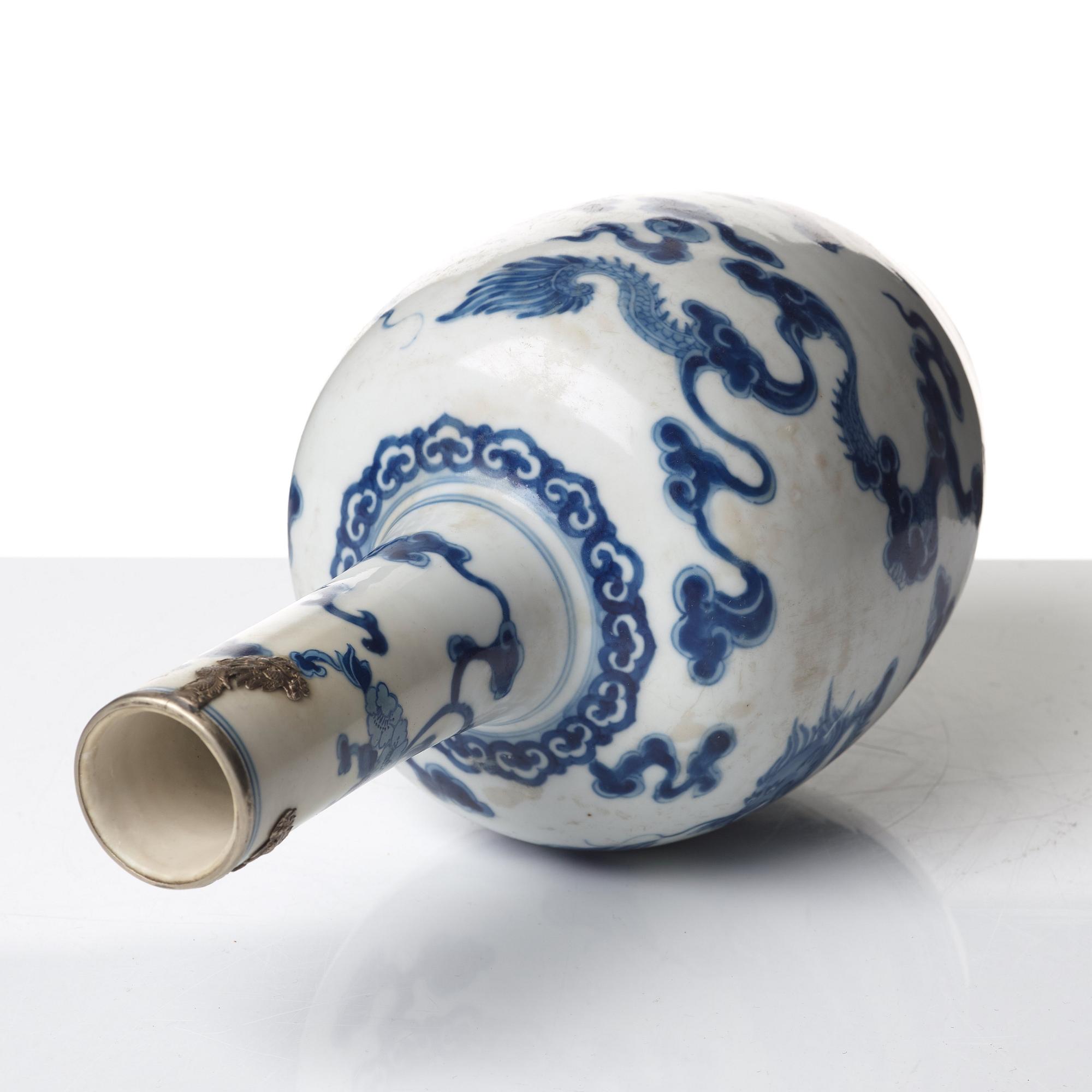 A blue and white vase, Qing dynasty, Kangxi (1662-1722).