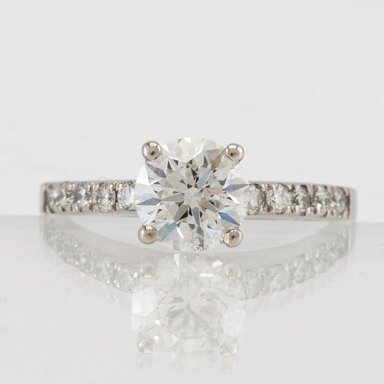 Ring 950 platina med GIA-inskriberad diamant ca 1,27 ct.