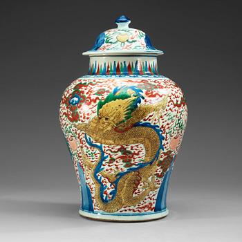 1476. A large Transitional wucai jar with cover, 17th Century.