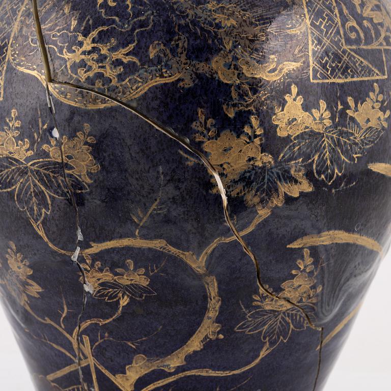 A lidded porcelain urn, genroku, Japan, 18th century.