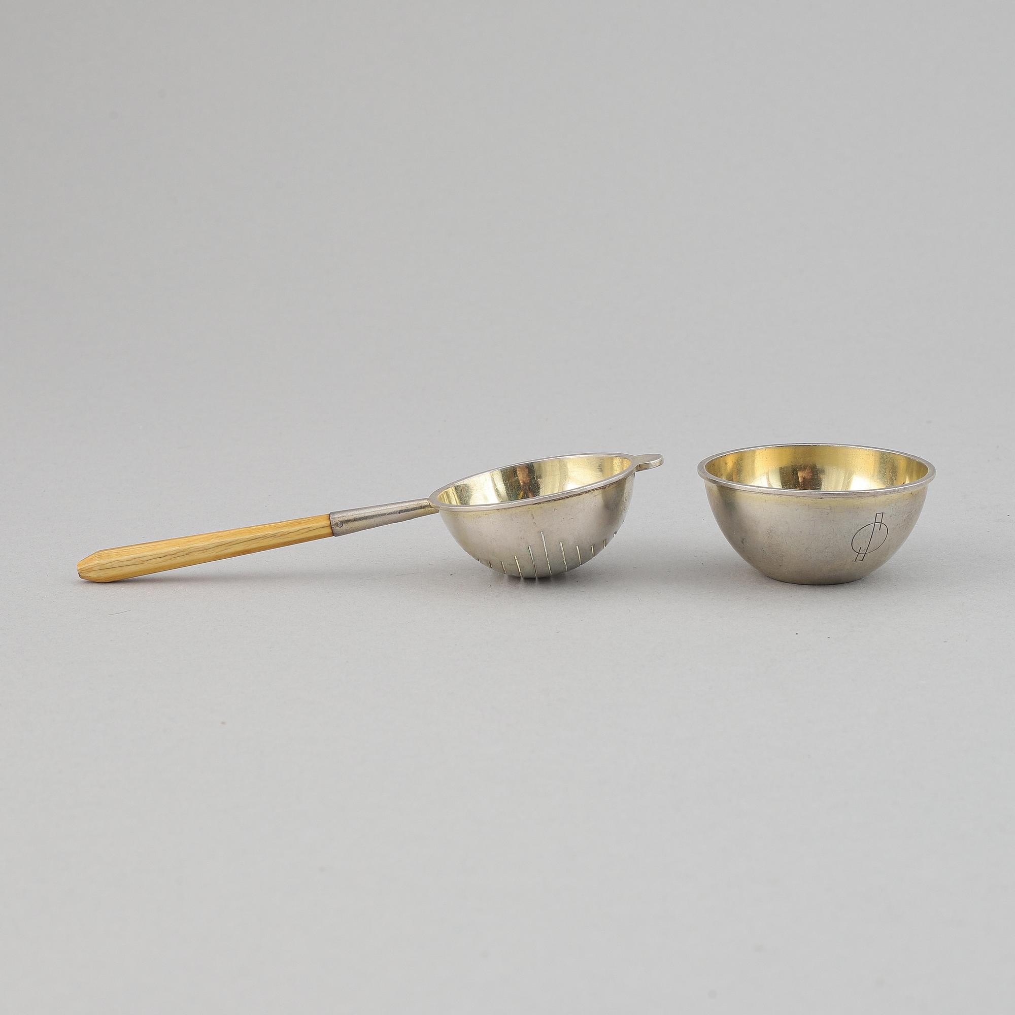 A silver and wood tea strainer by Wiwen Nilsson, Lund, 1932.