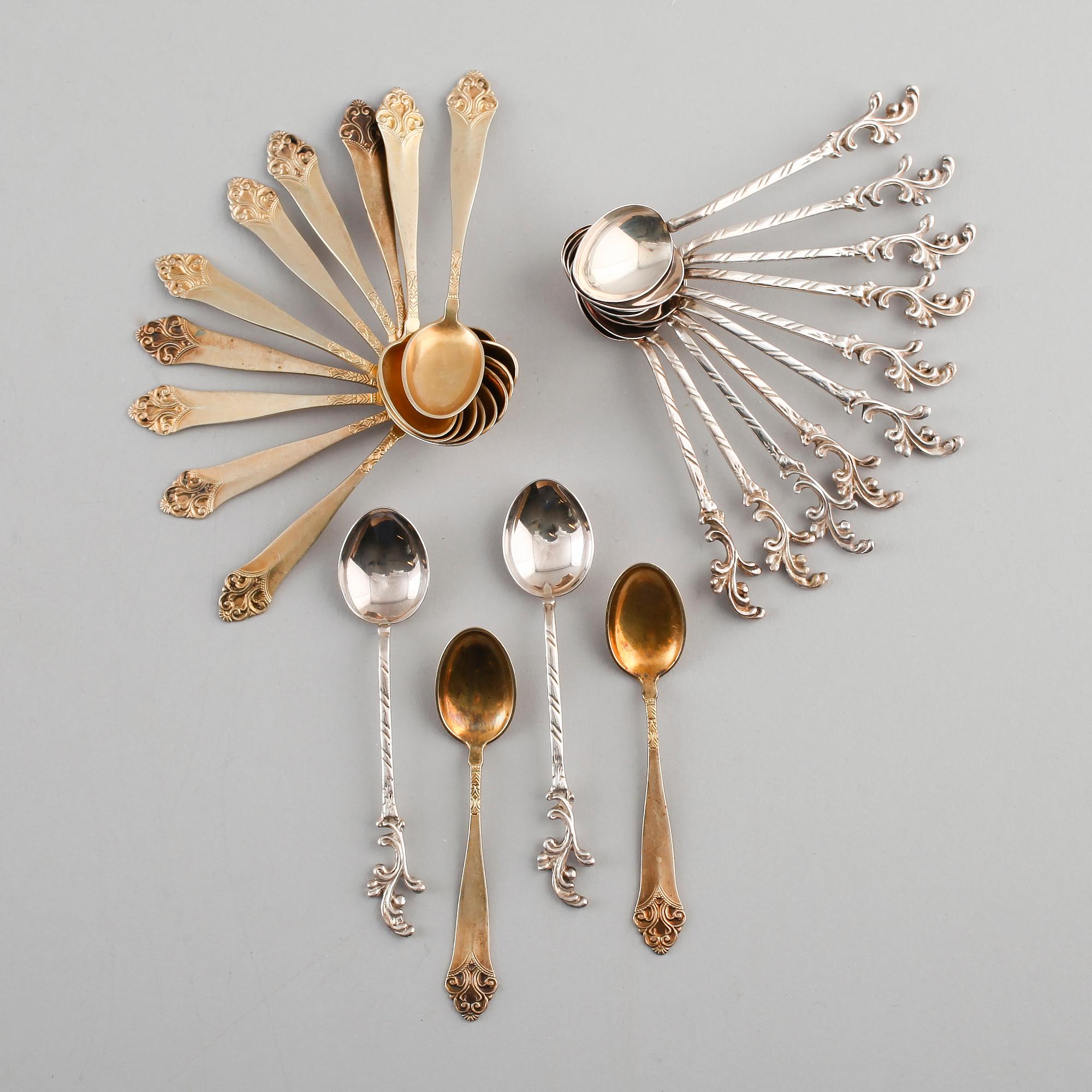 KAFFE- och MOCKASKEDAR, 24 st (12 + 12), silver, svenska och norska stämplar, 1900-tal. Vikt ca 146 g.