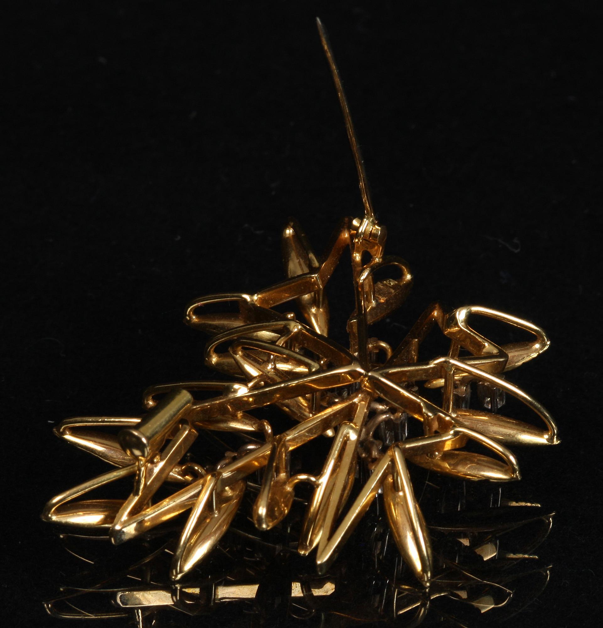 BROSCH, 18k guld med 15 st briljanter.