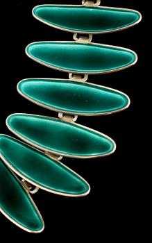 COLLIER, silver samt grön emalj, Atelier Borgila, Stockholm, 1957. Vikt 84 g.