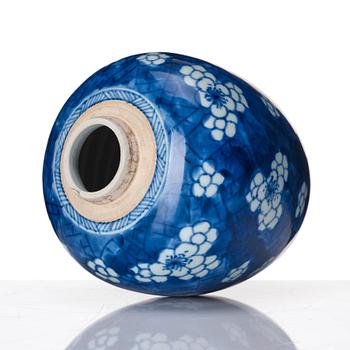 Tedosa, porslin. Qingdynastin, Kangxi (1662-1722).