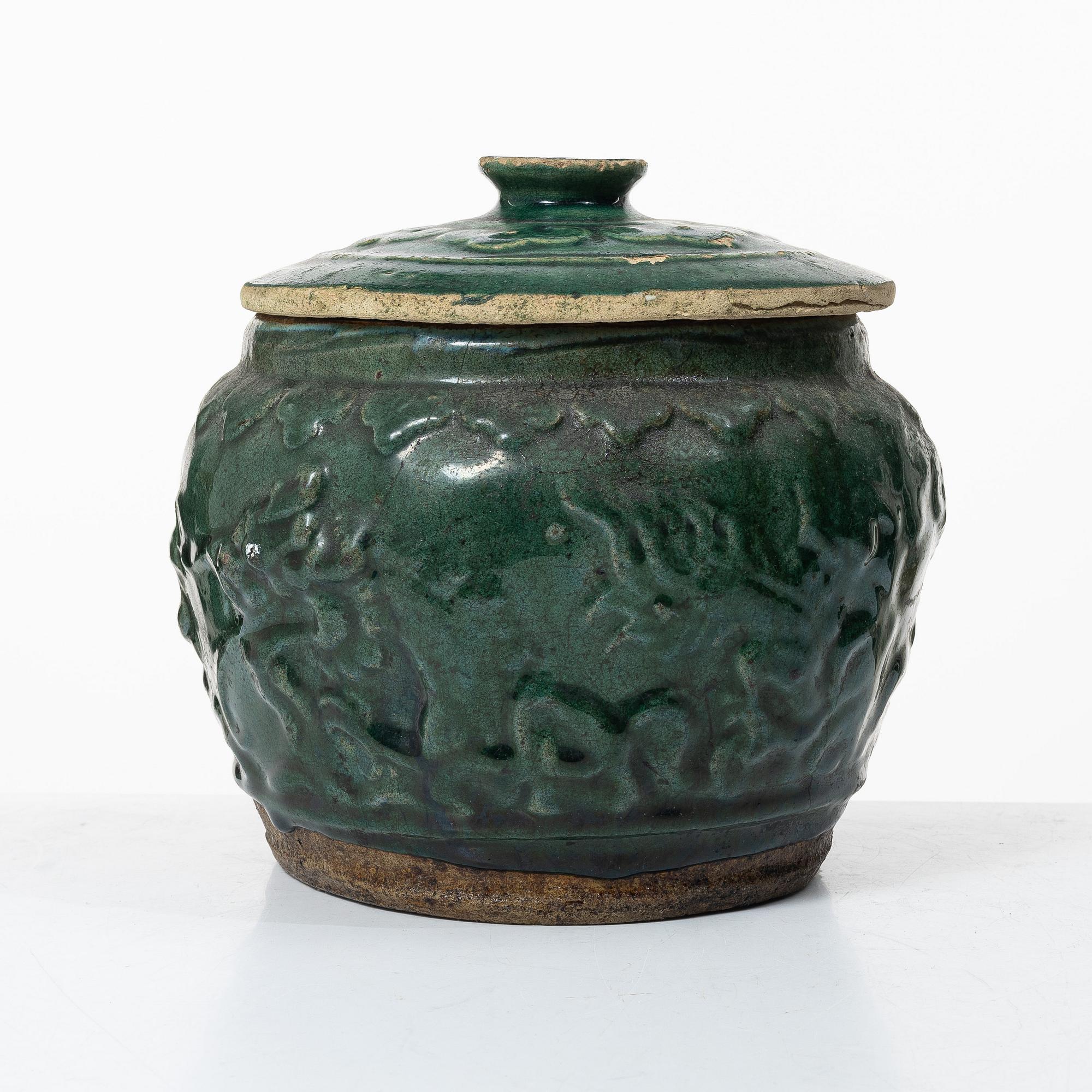 A green glazed jar, Southern China, Qing dynasty, 19th century.