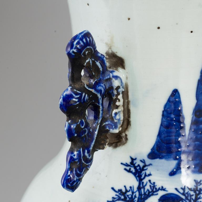 A blue and white floor vase, Qing dynasty, 19th century.