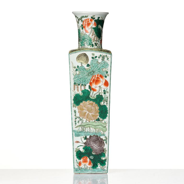 Vas, porslin. Qingdynastin, 1800-tal.