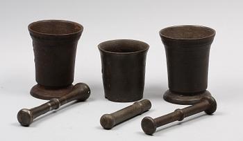 MORTLAR, 3 st, gjutjärn, 1700/1800-tal.