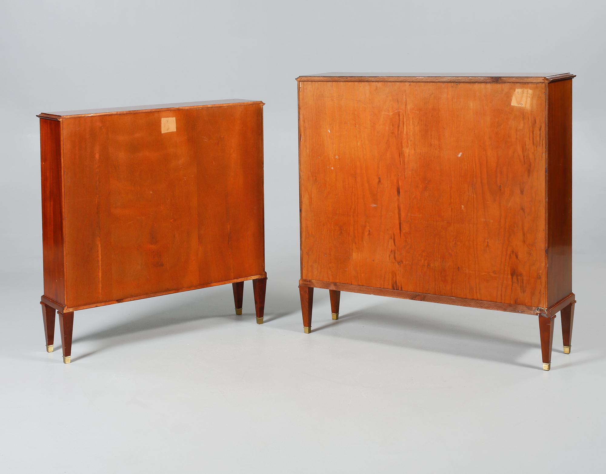 BOKHYLLOR, ett par, 1900-talets första hälft.