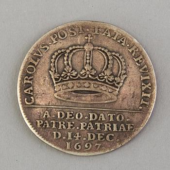 KASTMYNT, silver, Karl XII kröning 1697. Vikt ca 11 gram.