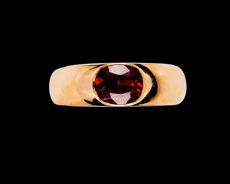 RING, faceted garnet and gold. Weight 13 g.