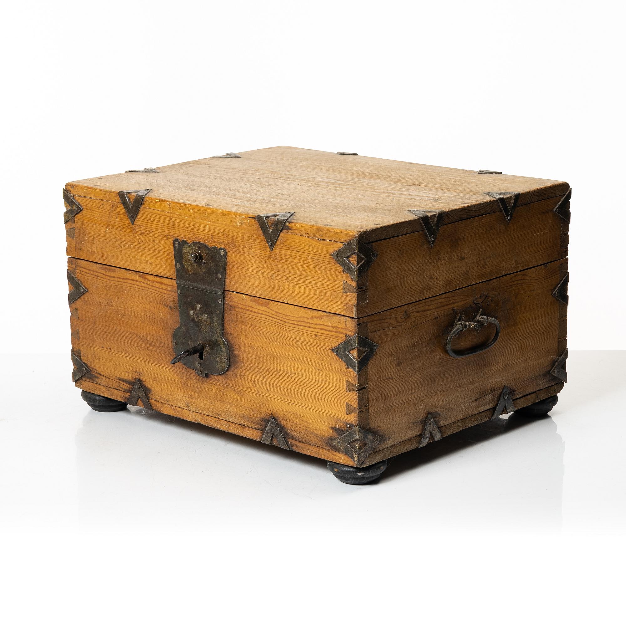 Casket with bottles, 19th century.