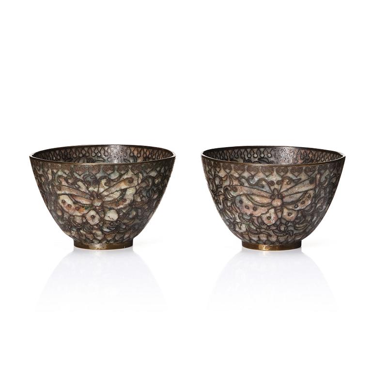 A pair of cloisonné cups, late Qing dynasty.